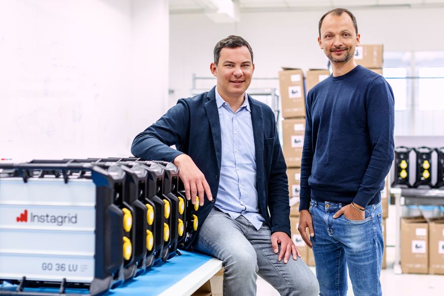 Zwei Personen befinden sich in einer Werkstattumgebung.