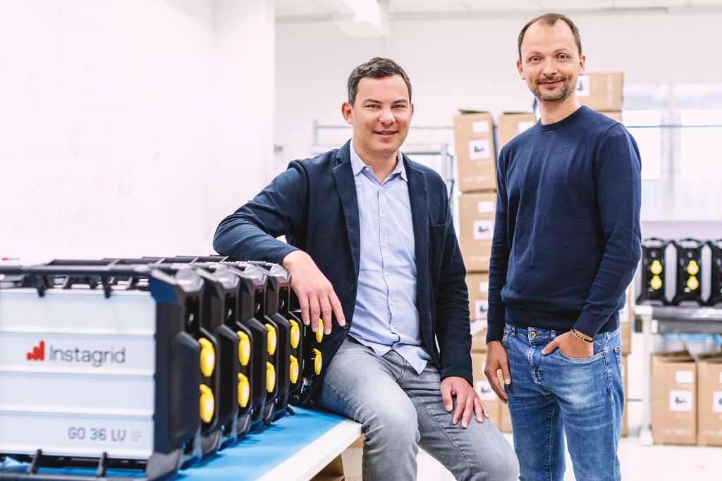 Zwei Männer in einem Raum mit technischen Geräten