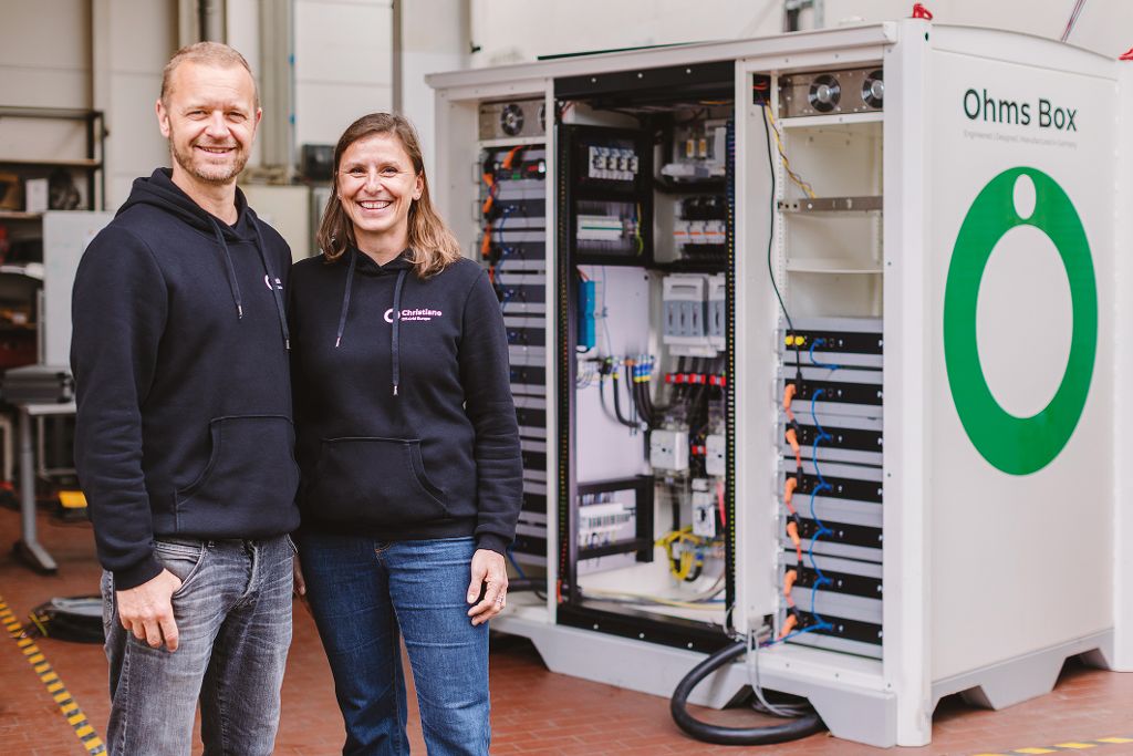 Zwei Personen vor Technikschrank