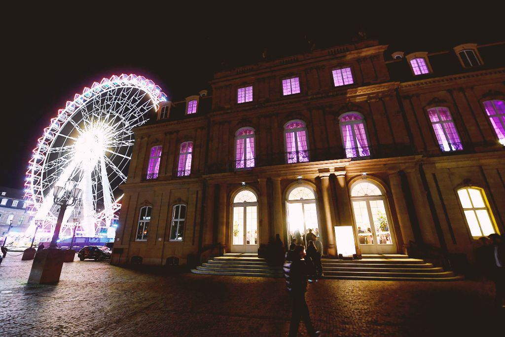 Riesenrad und Gebäude bei Nacht