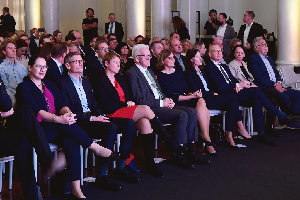 Publikum sitzt in den vorderen Reihen der Landespreis-Preisverleihung in einem festlich ausgestatteten Veranstaltungsraum.