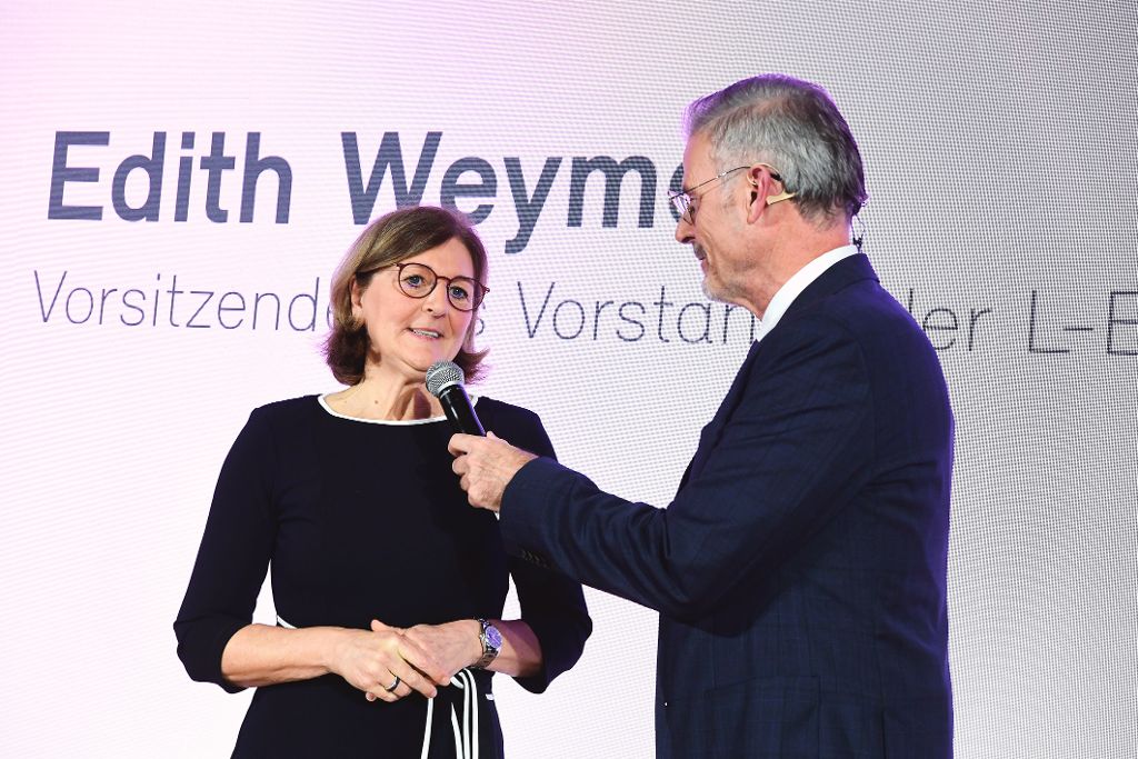 Ein Mann interviewt eine Frau auf der Bühne der Landespreis-Preisverleihung.