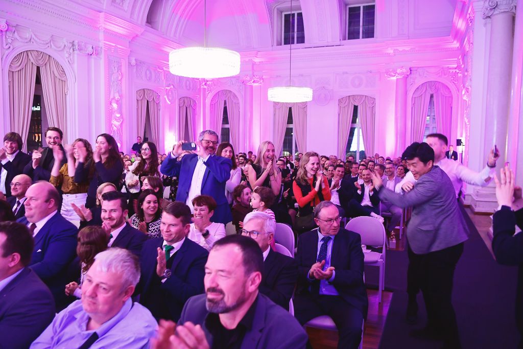 Publikum applaudiert während der Landespreis-Preisverleihung in einem festlich beleuchteten Saal.