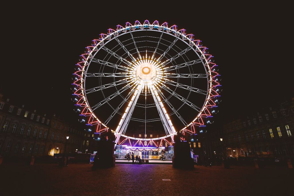Beleuchtetes Riesenrad bei Nacht.