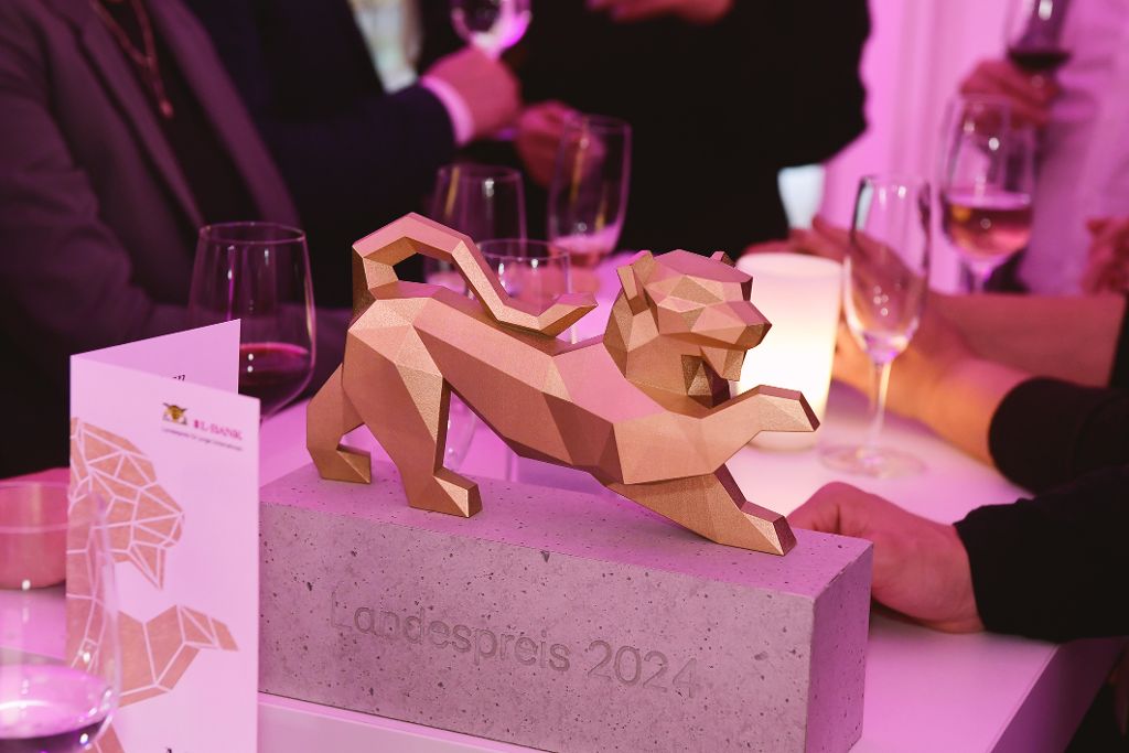Trophäe Löwe des Landespreises 2024 auf festlich gedecktem Tisch.
