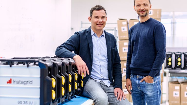 Zwei Personen befinden sich in einer Werkstattumgebung.